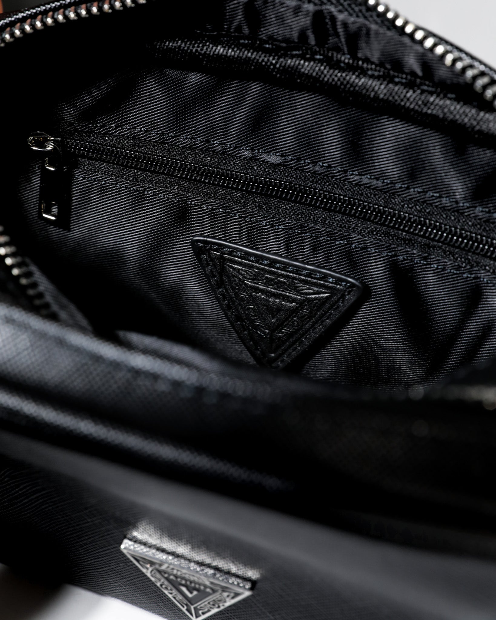 ショルダーバッグ・ポシェット DUVETICA Carsoli V Black Unisex Crossbody Bag V-24F-VXCR1114 ECCO® Pinch Lock Wave Leather Crossbody Bag | Purple
